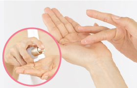 洗顔・スキンケアのあと、しっかりお肌が乾いてから、インスタントライスムーサーを1〜2プッシュ手のひらに出します。